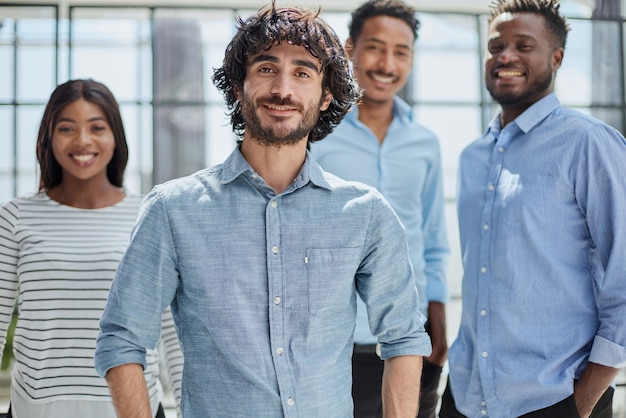 Foto unternehmenszusammenarbeit professionelle teamarbeit im büro treffen