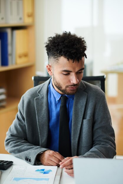 Foto unternehmer arbeiten mit dokumenten