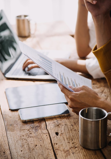 Unternehmer Asiatischer Geschäftsmann und Geschäftsfrau diskutieren ein neues Geschäftsprojekt in einem modernen Tablet Meeting In Modern Office Asiatisches Business Casual-Konzept