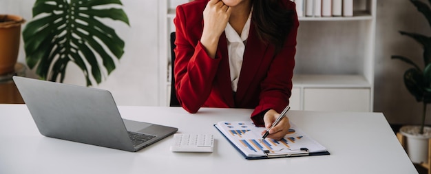 Unternehmer Asiatischer Geschäftsmann und Geschäftsfrau diskutieren ein neues Geschäftsprojekt in einem modernen Tablet Meeting In Modern Office Asiatisches Business Casual-Konzept