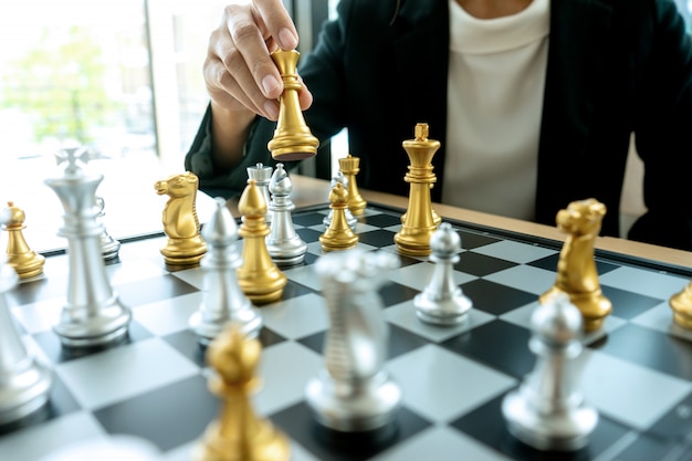 Unternehmer denken und halten König Schach auf seiner Hand