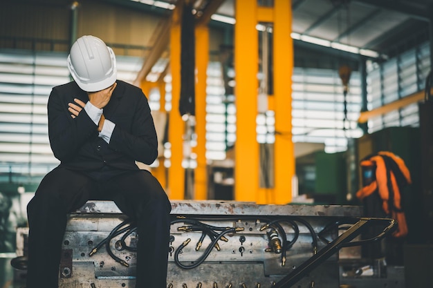 Unternehmer fühlen sich Stressige depressive Situation in der FabrikArbeitslose Arbeitslose Krise