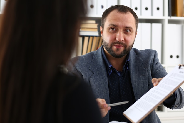 Unternehmer haben eine Diskussion Frau geben dem Manager ein Interview und möchten einen neuen Job bekommen