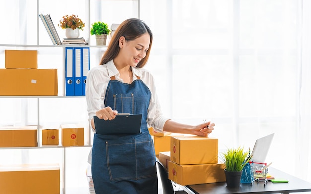 Unternehmer Kleinunternehmen KMU Junge asiatische Frauen freuen sich über eine neue Bestellung des Kunden Geschäftsinhabers, der zu Hause im Büro arbeitet Online-Shopping KMU-Unternehmer oder freiberufliches Arbeitskonzept