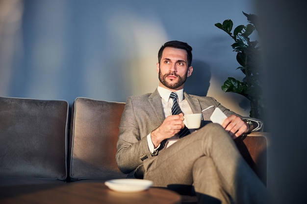 Unternehmer mit Bart genießt seinen Kaffee