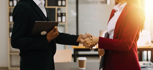 Unternehmer und geschäftsleute konferenz im modernen tagungsraum glückliche gemischtrassige mitarbeiter haben spaß bei der zusammenarbeit im asiatischen teamwork-konzept des bürotreffens