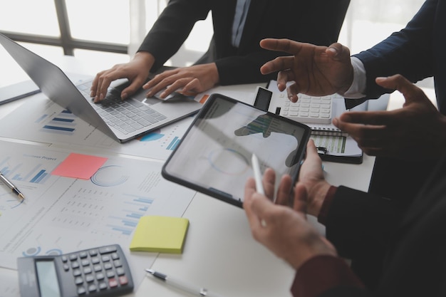 Unternehmer und Geschäftsleute treffen sich in einem modernen Besprechungsraum. Glückliche Mitarbeiter aus verschiedenen Rassen haben Spaß, zusammenarbeiten, im Büro zusammenarbeiten.