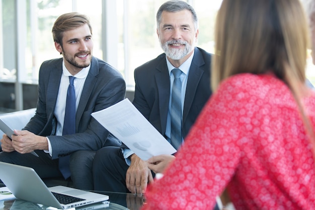 Unternehmer- und Geschäftsmannkonferenz im modernen Besprechungsraum