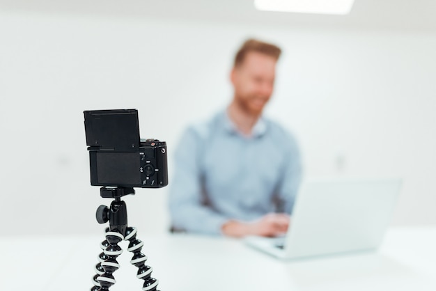 Unternehmerblogger, der sich im Büro filmt.