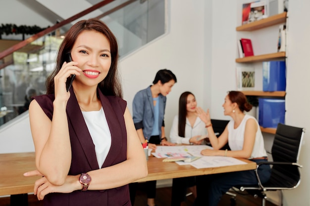 Unternehmerin, die am Telefon spricht