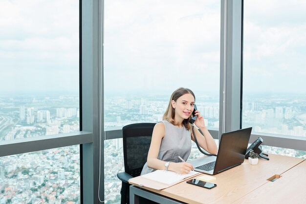 Unternehmerin, die am Telefon spricht