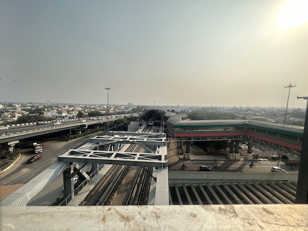 Unterqueren Sie die Autobahnstraße in Delhi