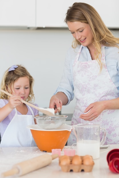 Unterrichtende Tochter der Mutter, Plätzchen zu machen