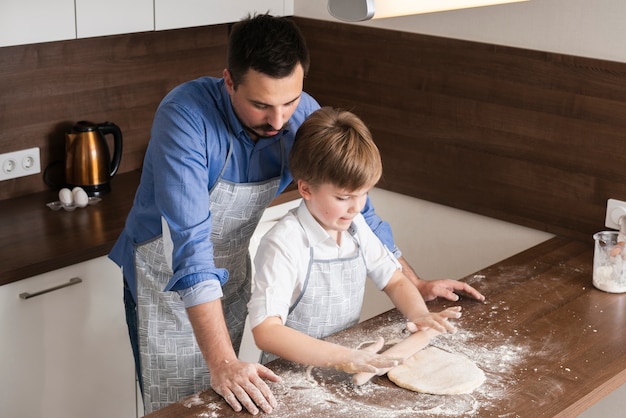 Unterrichtender Sohn des Vaters des hohen Winkels, zum des Teigs zu rollen