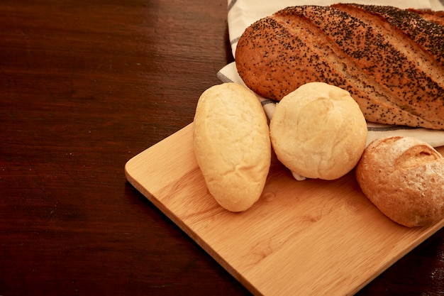 Unterschiedliches Brot auf dem Tisch