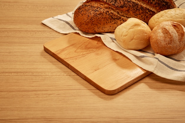 Unterschiedliches Brot auf dem Tisch