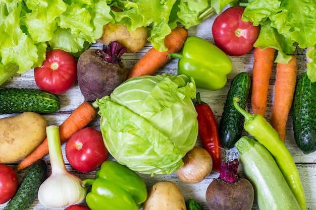 Unterschiedliches buntes Gemüse auf dem ganzen Tisch in vollem Rahmen. Gesundes Essen