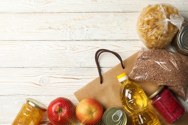 Unterschiedliches Essen auf hölzernem Hintergrund