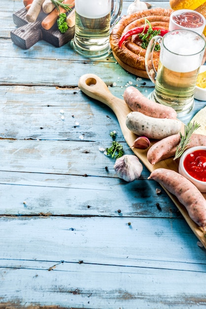 Unterschiedliches Grillpicknick-Partynahrung mit Bier