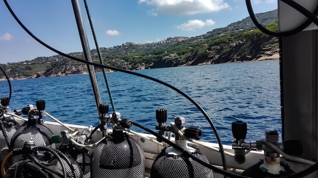 Unterseeboot auf dem Meer mit Blick auf die Küste