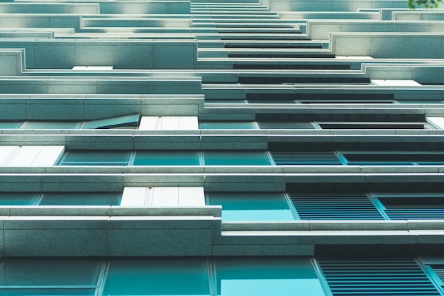 Unterseite Panorama- und Perspektivansicht zu stahlblauem Glas Hochhaus Wolkenkratzer Geschäftskonzept erfolgreicher Industriearchitektur