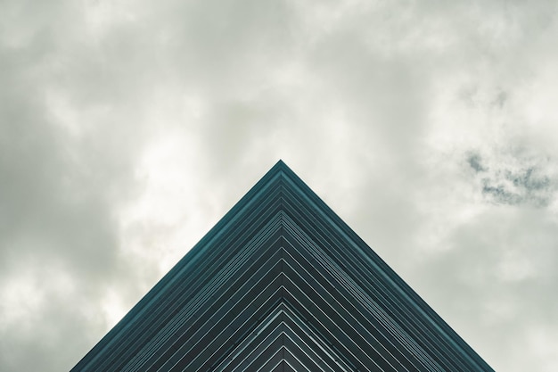 Unterseite Panorama- und Perspektivansicht zu stahlblauem Glas Hochhaus Wolkenkratzer Geschäftskonzept erfolgreicher Industriearchitektur