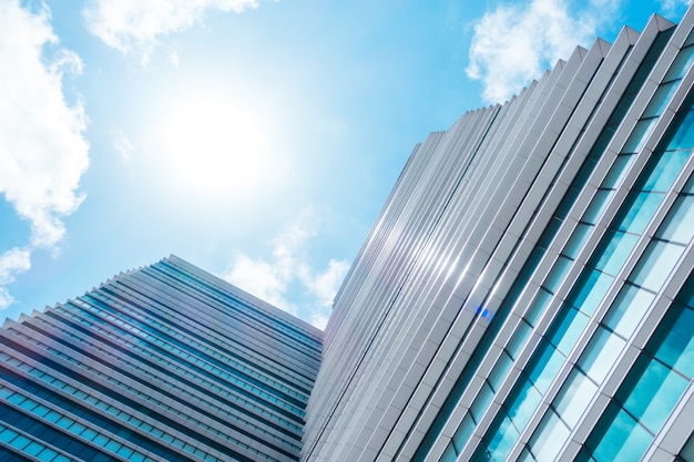Unterseite Panorama- und Perspektivansicht zu stahlblauen Glashochhaus-Wolkenkratzern, Geschäftskonzept erfolgreicher Industriearchitektur