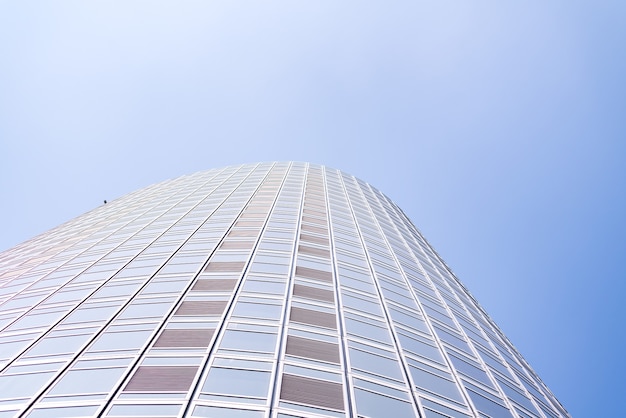Unterseite Panorama- und Perspektivansicht zu stahlblauen Glashochhaus-Wolkenkratzern, Geschäftskonzept erfolgreicher Industriearchitektur