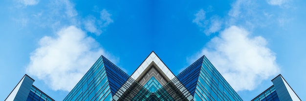 Unterseite Panorama- und Perspektivansicht zu stahlblauen Glashochhaus-Wolkenkratzern, Geschäftskonzept erfolgreicher Industriearchitektur