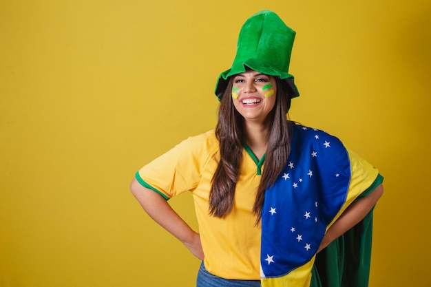 Unterstützer der brasilianischen Weltmeisterschaft 2022 im typischen Fan-Outfit, um zum Spiel zu gehen. Brasilien-Flagge und grüner Hut