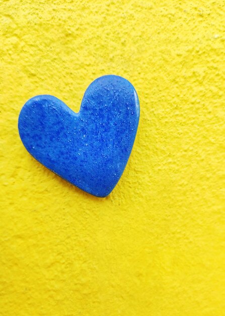 Unterstützung für das Ukraine-Konzept. Blaues Herz auf gelbem Hintergrund