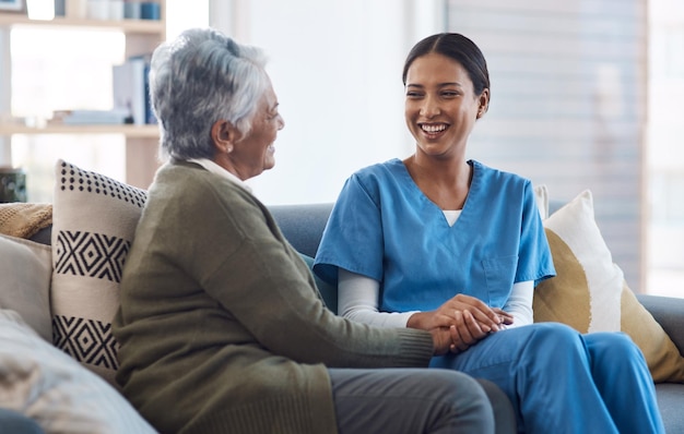 Foto unterstützung im gesundheitswesen und eine krankenschwester im gespräch mit einer alten frau in einem pflegeheim während eines besuchs oder einer kontrolluntersuchung. medizinisches einfühlungsvermögen und eine ärztin im gespräch mit einer älteren bewohnerin