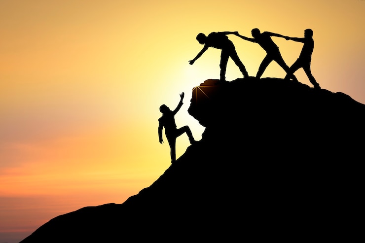 Unterstützung, Teamwork und Leistungskonzept. Schattenbild des Mannes, der Freund zum Erfolg hilft
