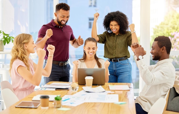 Foto unterstützung und feier des büroerfolgs auf dem laptop während der besprechung motivation für die teamzusammenarbeit und zufrieden mit der globalen online-konferenz bei der arbeit mitarbeiter mit einem lächeln für den sieg