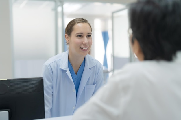 Untersuchung bei älteren Frauen Besprechen Sie die Symptome