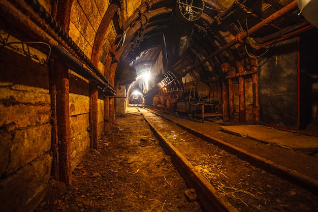 Untertagebergbautunnel mit schienen