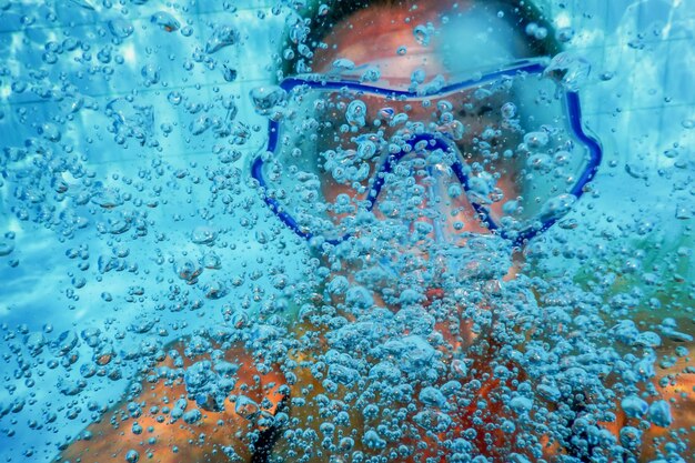 Foto unterwasser frau schnorchel maske blasen nahaufnahme porträt, schwimmbad, urlaub, spaß, lifestyle-konzept