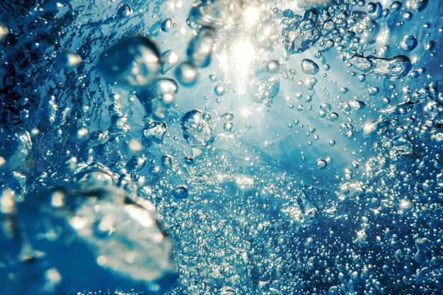 Unterwasser-Luftblasen mit Sonnenlicht Hintergrundblasen