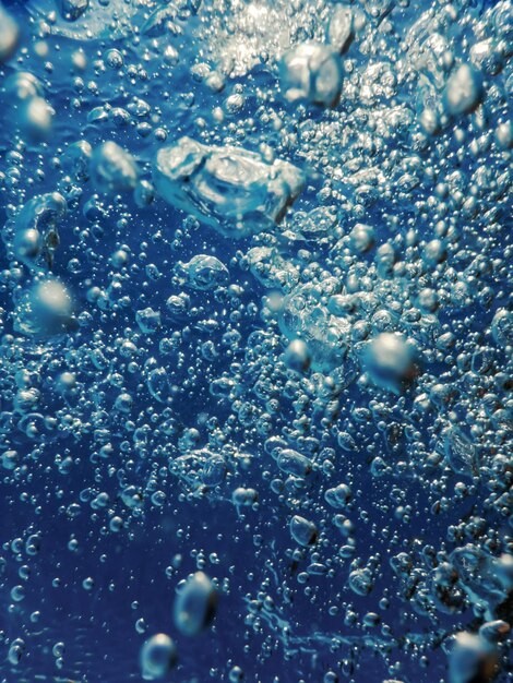 Foto unterwasser-luftblasen mit sonnenlicht