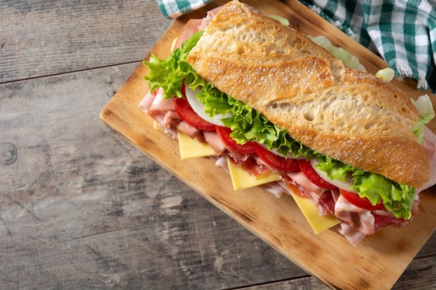 Unterwasser-Sandwich mit Schinken, Käse, Salat, Tomaten, Mortadella und Wurst