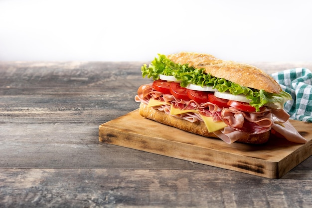 Unterwasser-Sandwich mit Schinken, Käse, Salat, Tomaten, Mortadella und Wurst