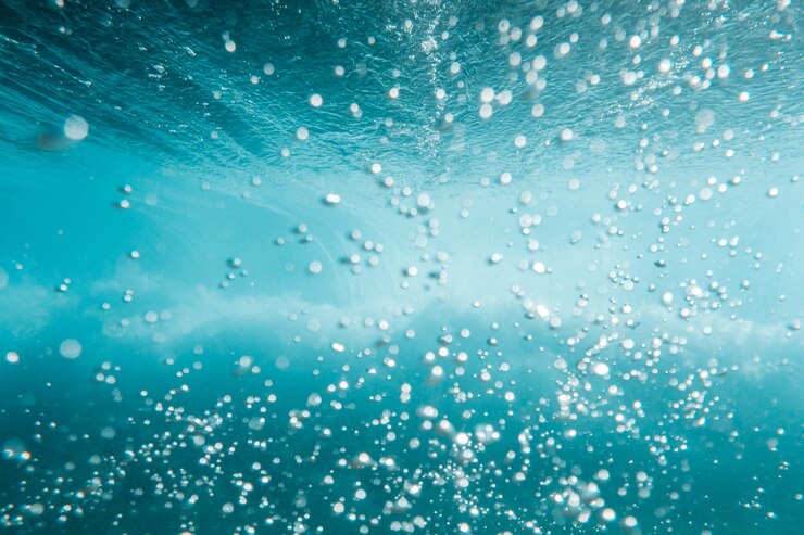 Unterwasseransicht von Blasen im tiefblauen Meer Nahaufnahme Wasser Hintergrund
