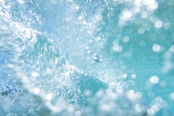 Unterwasseransicht von Blasen im tiefblauen Meer Nahaufnahme Wasser Hintergrund