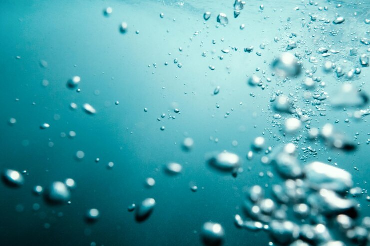 Unterwasseransicht von Blasen im tiefblauen Ozean Nahaufnahme Wasser Hintergrund