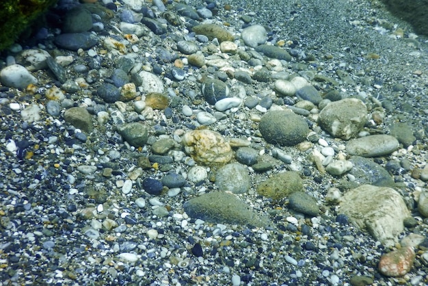 Unterwasserfelsen und Kieselsteine auf dem Meeresboden