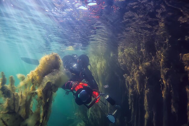 Unterwasserfotograf mit Kamera, Taucherhobby spezielles Unterwasserboxen mit Kamera