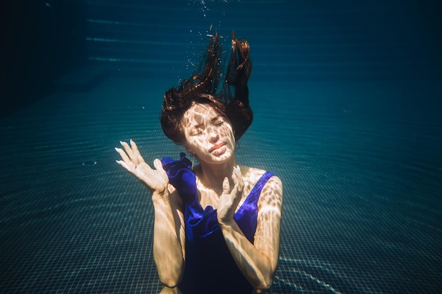 Unterwasserfrauenporträt im SwimmingpoolxA