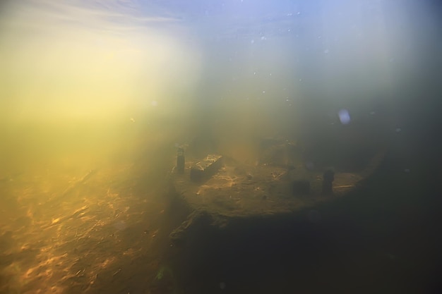 Unterwasserlandschaft mit versunkenem Boot, Schiffswracktauchen, Suchabenteuer