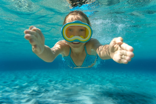 Unterwasserporträt des Kindes Kind, das Spaß im Meer hat Sommerurlaub und gesundes Lebensstilkonzept