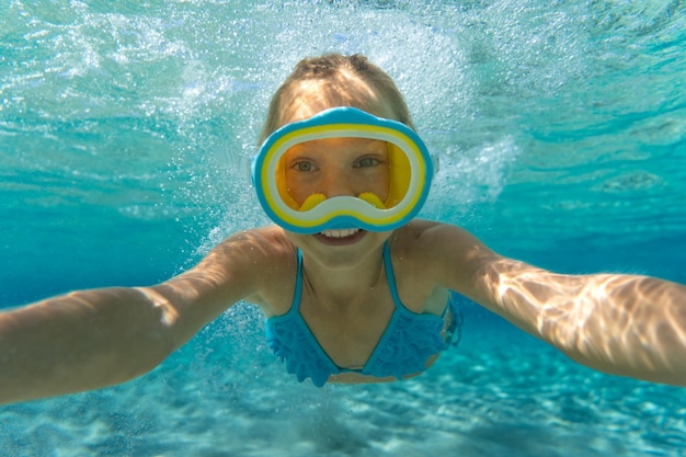 Unterwasserporträt des Kindes Kind, das Spaß im Meer hat Sommerurlaub und gesundes Lebensstilkonzept